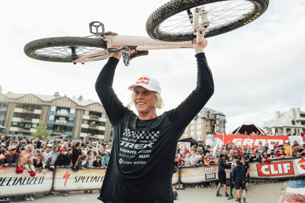 Emil Johansson celebrates his 8th (!) consecutive win at Crankworx Slopestyle events. (© Bartek Wolinski / Red Bull Content Pool)